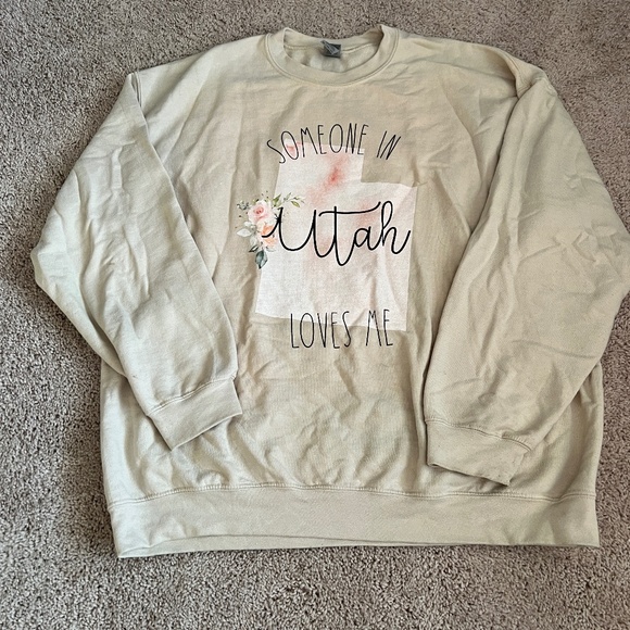 Someone in Utah Loves ME Tan Sweatshirt Gildan Custom Women's extra large. - Picture 1 of 6